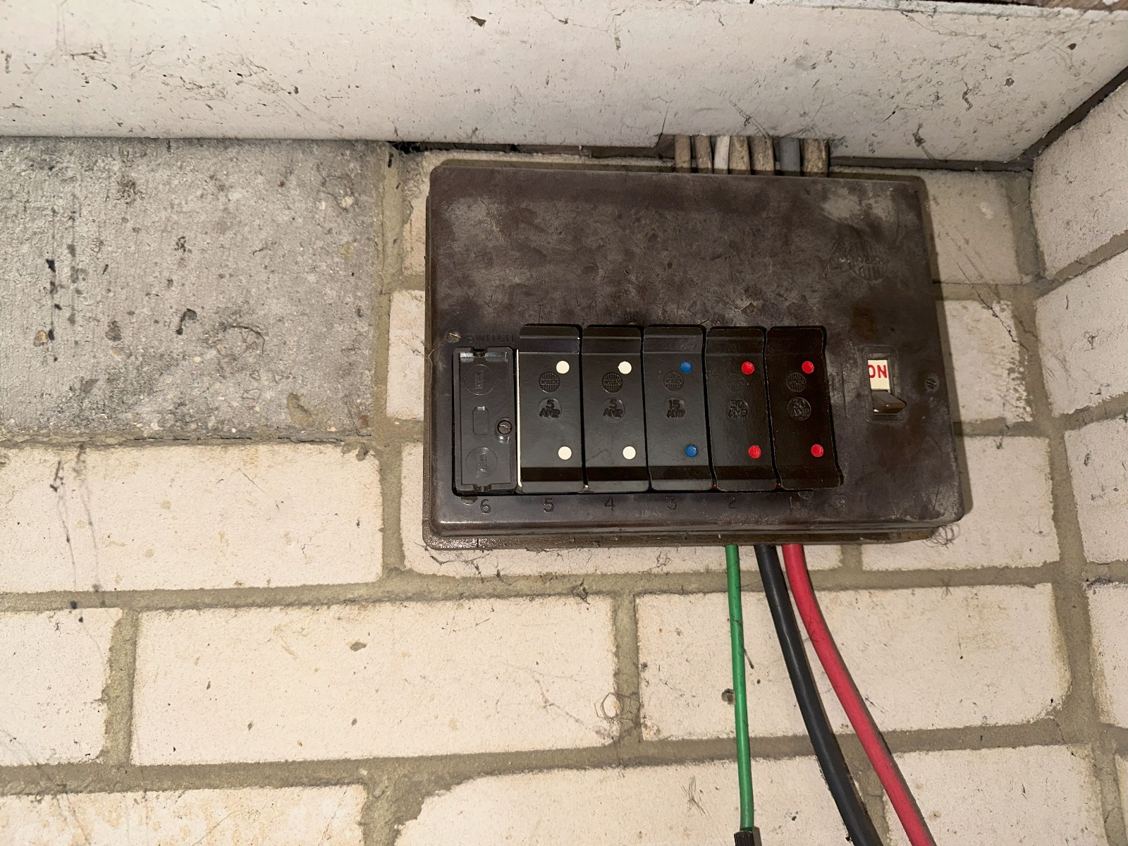 An old, outdated, unsafe fusebox