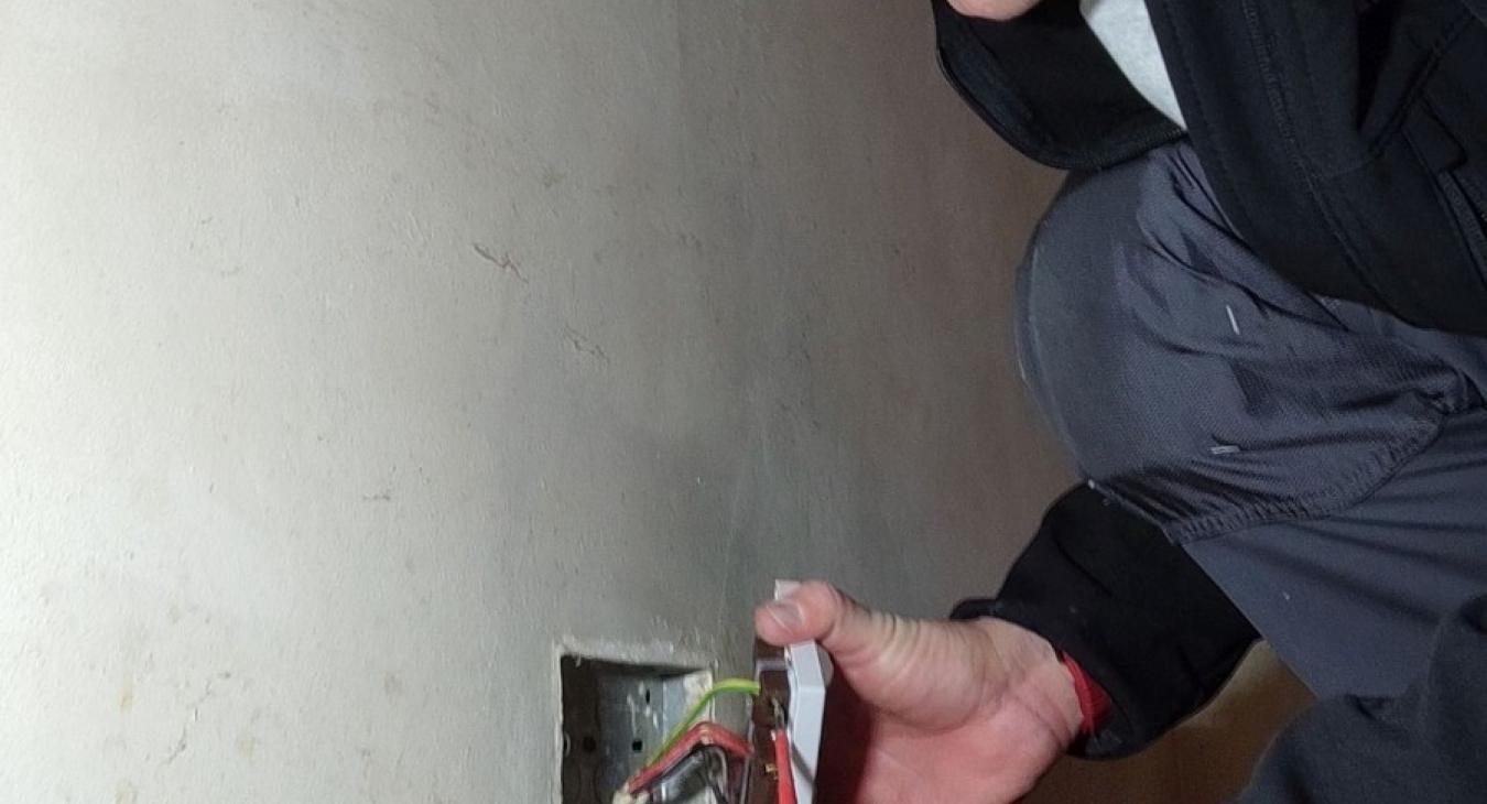 Shem at Solid Electrics fixing faulty socket